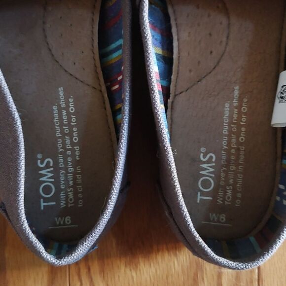 Toms gray canvas  slip on shoes  Sz 6 - Picture 8 of 8